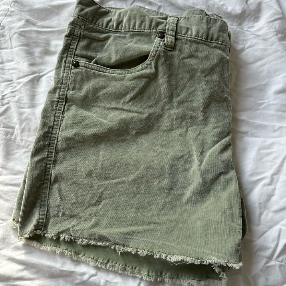Carve Designs Oahu Olive Green Corduroy shorts size 12 4inch inseam